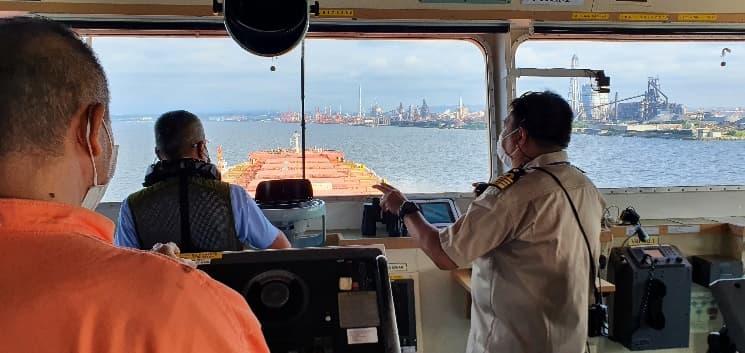Entering port while mutually confirming the vessel motion with the pilot
